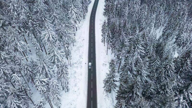 Massenkarambolagen durch Glatteis und Schnee Idyllische Straße im Taunus: Auch in den kommenden Tagen soll es winterlich kalt bleiben.