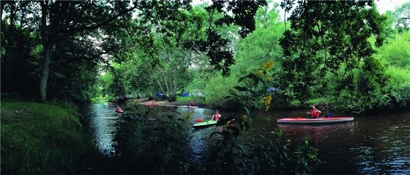Idyllischer Ausflug: eine Kanutour auf dem Wasser bei Zeven. Foto: Lubricht