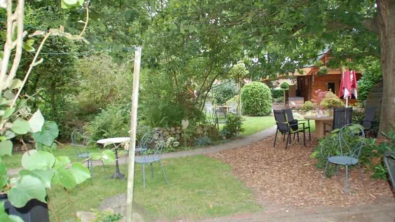 Meike Kohlrausch holt die Familienmesse nach Ruschwedel Idyllischer Freiraum für die Familienmesse: Der Garten vom Café Lieblingsplatz in Ruschwedel.