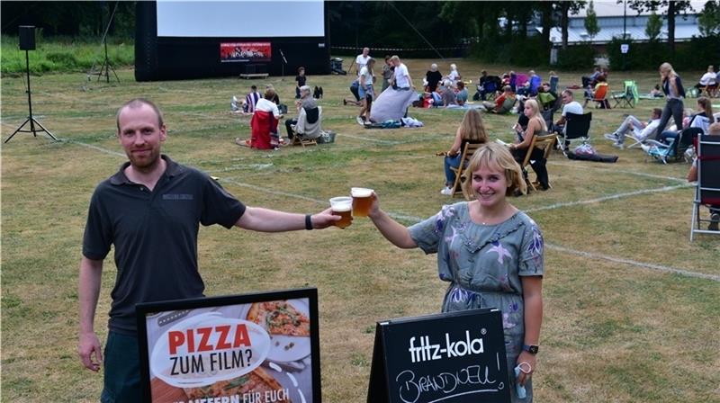 Idyllisches Kino-Vergnügen auf der Wiese: Martin Engelmann stößt mit Lea Zimmermann mit dem erstmals in Deutschland erhältlichen alkoholfreien Carlsberg-Bier an. Foto: Beneke