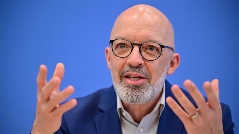 Ifo-Chefkonjunkturforscher Timo Wollmershäuser und seine Kollegen haben ihre Wachstumsprognose für die deutsche Wirtschaft überraschend stark erhöht. (Archiv)