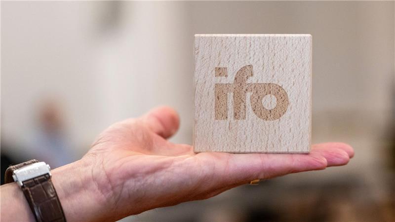 Ifo-Institut in München: Neun von zehn Firmen spüren Folgen des Iran-Kriegs. (Archivbild)