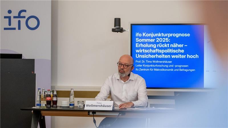 Neue Konjunkturprognosen: Wirtschaftskrise endet 2026 Ifo-Konjunkturchef ist für 2026 optimistisch. Die längerfristigen Wachstumsperspektiven jedoch bleiben mau.