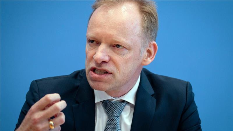 Ifo-Präsident Clemens Fuest hält wenig von einem möglichen Tankrabatt. (Archivbild)