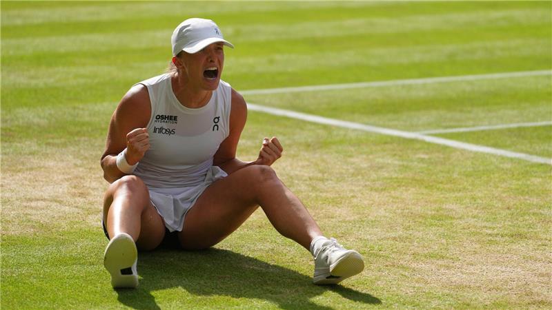 6:0, 6:0: Swiatek mit Tennis-Geschichte bei Wimbledon-Titel Iga Swiatek feiert ihren Titel.