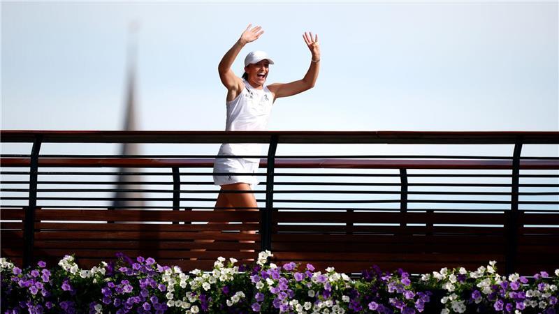Presse feiert „polnische Zerstörerin“ Swiatek für 6:0, 6:0 Iga Swiatek lässt sich von den Fans auf einer Brücke vom Centre Court in Wimbledon feiern.