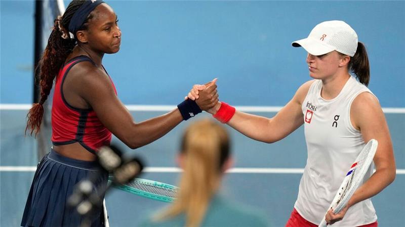 Mit Gauff und Fritz: US-Team gewinnt United Cup Iga Swiatek (r) gratuliert Coco Gauff (l) - das US-Team sichert sich den Titel im United Cup.