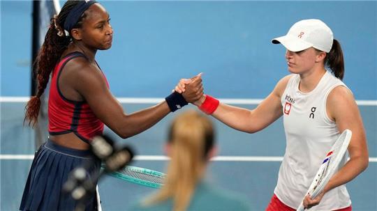 Iga Swiatek (r) gratuliert Coco Gauff (l) - das US-Team sichert sich den Titel im United Cup.