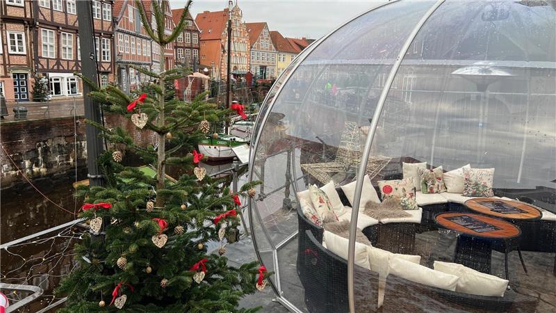 Weihnachtsmarkt in Stade: Das wünschen sich die Standbetreiber Iglus als gemütliche Plätze am Hansehafen, die gibt es bei Gustav Karlsons Punschhütte.