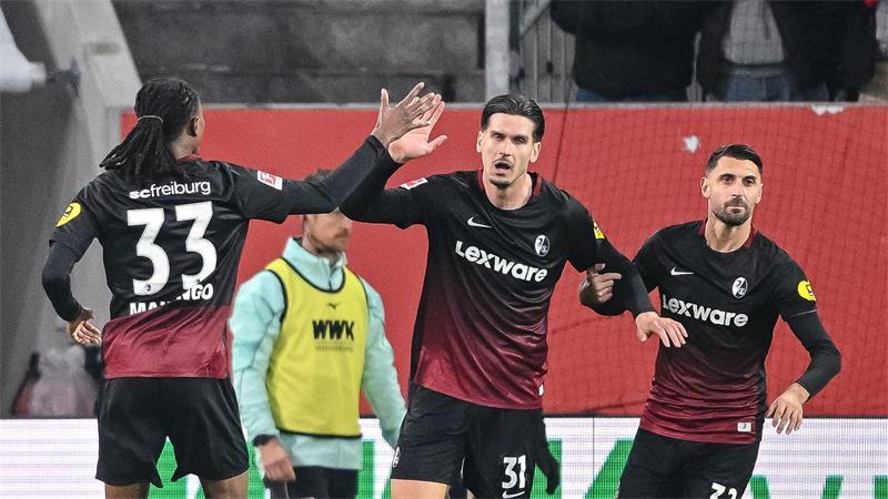 Igor Matanovic (M) zeigt sich beim SC Freiburg eiskalt.