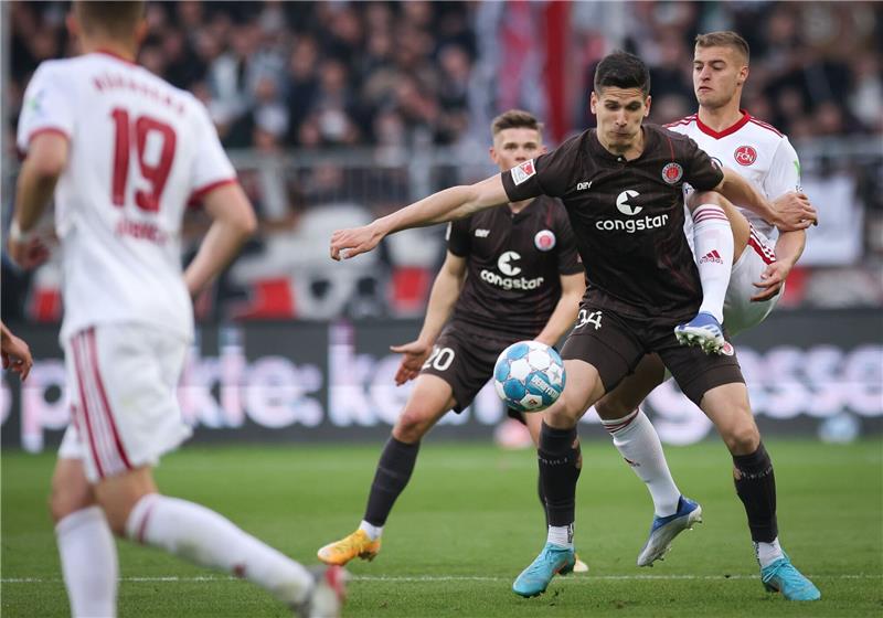 Matanovic fehlt dem FC St. Pauli länger Igor Matanovic (Mitte) gehörte zuletzt nur zur Regionalliga-Reserve des FC St. Pauli. Foto: dpa-Bildfunk