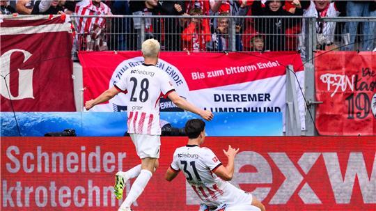 Igor Matanović lässt die Fans mit einem späten Doppelpack jubeln.