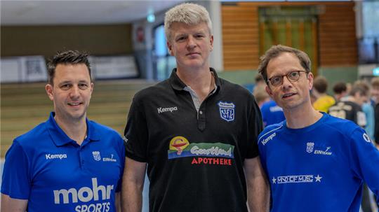 Igor Scharnikau (Mitte) ist sportlicher Jugendleiter der männlichen Jugend. Bastian Schnackenberg und Sebastian Kolck leiten im Hintergrund.