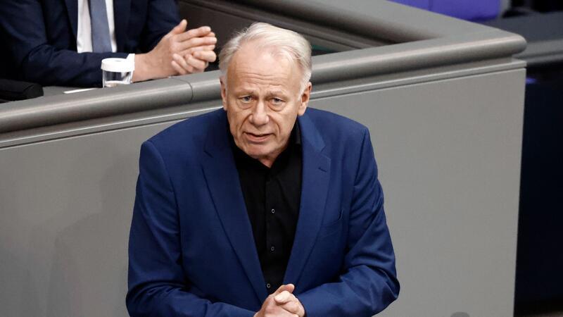 Mr. Dosenpfand geht - Trittin zieht sich zurück Ihm verdanken wir den Einwegpfand, jetzt will Grünen-Politiker Jürgen Trittin sein Bundestagsmandat nach 25 Jahren niederlegen.