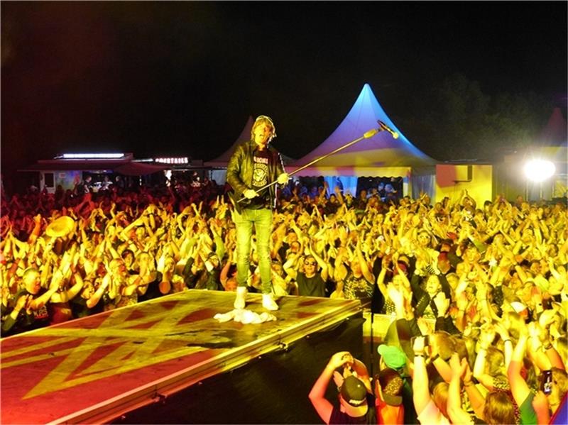 Ihn wollen sie alle sehen: Der Auftritt von Mickie Krause gilt auch in diesem Jahr als Höhepunkt des Elbstrand-Festivals auf Krautsand. Mit dabei sind außerdem Mia Julia, Die Atzen („Das geht ab!“), Captain Jack („Drill Instructor“), der ös