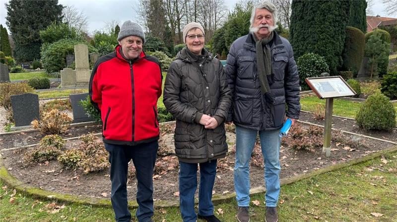 Nie wieder Wildwuchs: Bliedersdorfer geben Friedhof an Samtgemeinde ab Ihnen liegt der Dorffriedhof am Herzen: Hans-Heinrich Augustin, Helga Augustin und Michael Uhrig (von links).