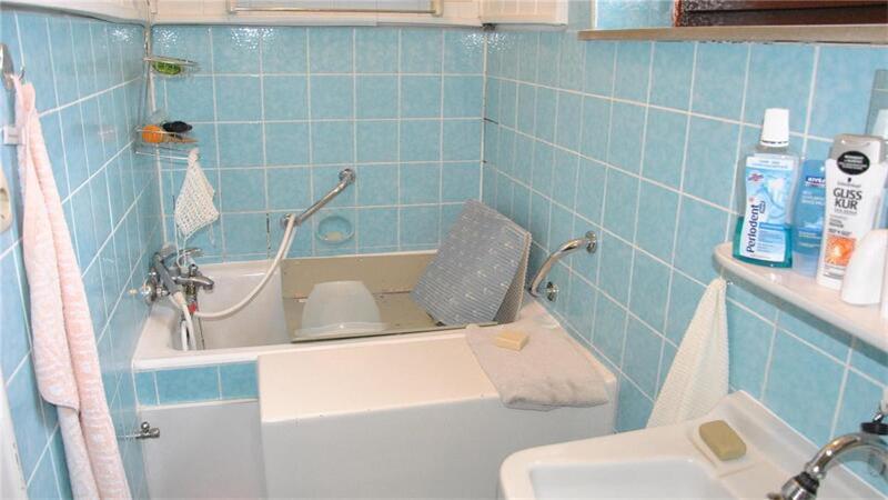 Ihr Badezimmer ist sehr klein, dennoch schafft Emine Ramadan es, hier mit dem Rollstuhl zurechtzukommen. Die Tür geht dann allerdings nicht mehr zu.