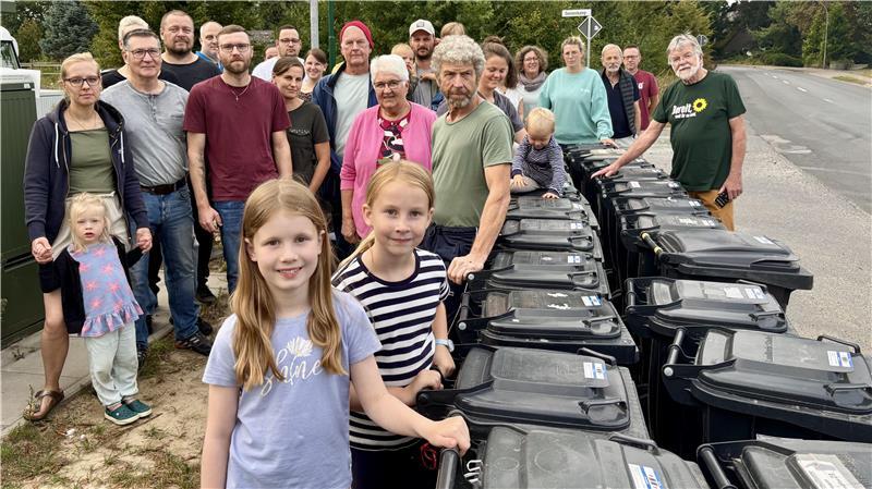 Ihr Einsatz hat sich ausgezahlt: Statt bis zur Hauptstraße müssen die Mülltonnen jetzt nur noch bis zu einem der drei Sammelpunkte im Neubaugebiet Sonnenkamp West in Fredenbeck gezogen werden.