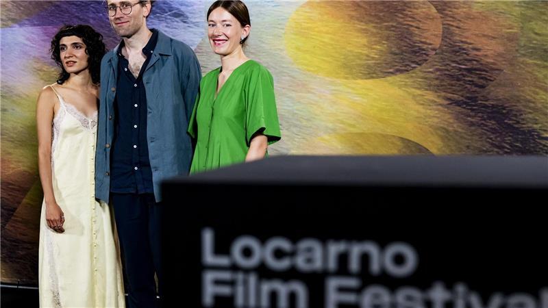 Filmfest Locarno: Deutsche Produktion ist Top-Favorit Ihr Film „Sehnsucht in Sangerhausen“ gehört ist ein Topfavorit auf den Preis: Regisseur Julian Radlmaier aus Deutschland (Mitte) sowie die Schauspielerinnen Maral Keshavarz (links) und Clara Schwinning.