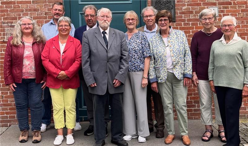 Ihr Herz schlägt fürs Ehrenamt (von links): Petra Schaal, Matthias Grienitz, Petra Behrmann, Willi von Holt, Kurt Thomsen, Waltraud Grosser, Peter Carsten, Elke Littbarski, Erika Reinecke und Brigitte Brüggemann.
