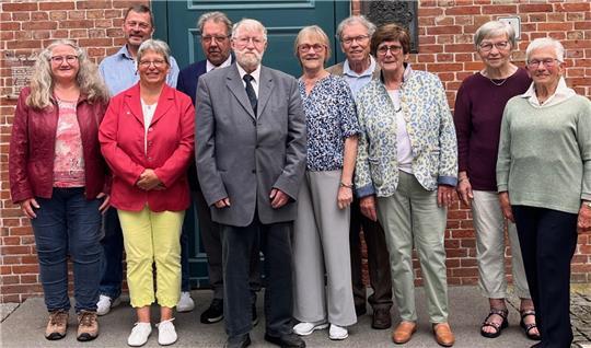 Ihr Herz schlägt fürs Ehrenamt (von links): Petra Schaal, Matthias Grienitz, Petra Behrmann, Willi von Holt, Kurt Thomsen, Waltraud Grosser, Peter Carsten, Elke Littbarski, Erika Reinecke und Brigitte Brüggemann.