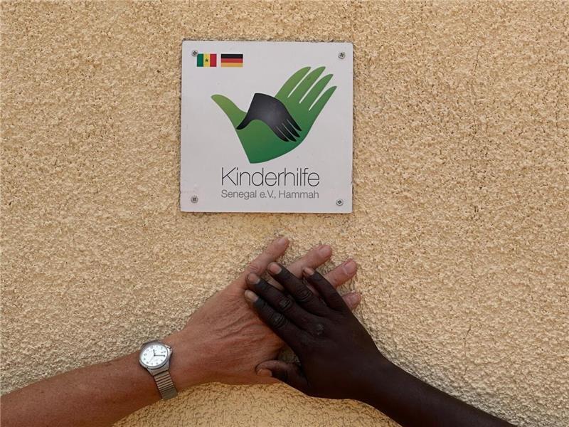 Ihr Logo setzen die Mitglieder der Kinderhilfe Senegal tatkräftig um. Das Schild prangt an einem Dutzend Schulen als Zeichen der Kooperation.