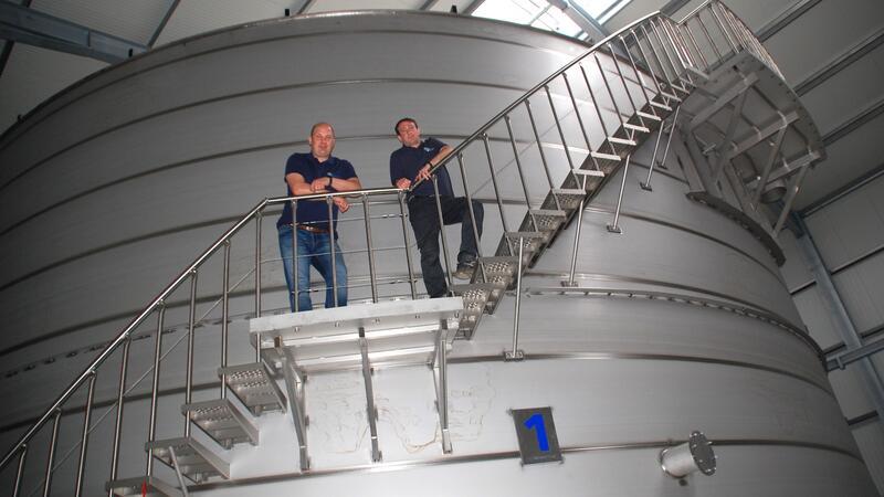 Ihr Ziel ist die Erhöhung der Trinkwasserversorgung: Jens Westphal (links) und Stephan Missal auf dem sieben Meter hohen Trinkwasserspeicher in Apensen.