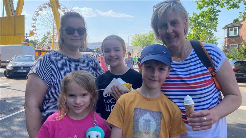 Klassiker auf dem Pfingstmarkt: Das lieben die Leute am Volksfest Ihr gemeinsames Pfingstmarkt-Programm hat Tradition: Kirsten Mühlenhoff (links) mit Emma und Pauline aus Düsseldorf sind unterwegs mit Christina Brandt und Mattis.
