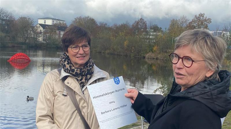 Aus dem Buxtehuder Mühlenteich ragt jetzt ein roter Himmelskörper Ihr neues Werk trägt zwar den Titel "Himmelskörper Aurora", aber die Kunst von Barbara Lorenz Höfer lässt Betrachtern viel Raum für eigene Assoziationen.