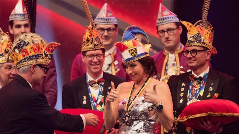 Mission Karneval: Raumfahrtministerin Bär mit Orden geehrt Ihre Antrittsrede trug Bär in Reimen vor.