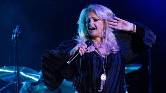 Ihre Fans hoffen, dass Bonnie Tyler bald wieder auf der Bühne steht. (Archivbild)