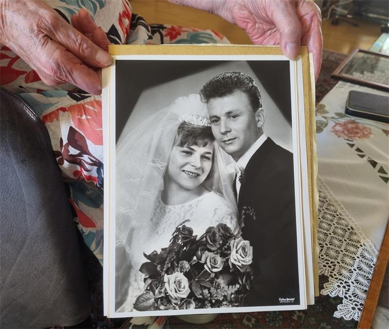„Froh, dass wir uns noch haben”: Stader Paar feiert Diamanthochzeit Ihre Hochzeit feierten die Edelwecks bei Angelikas Eltern in Farmsen. Für Hans-Bernd war das Fest ein großes Familienwiedersehen.