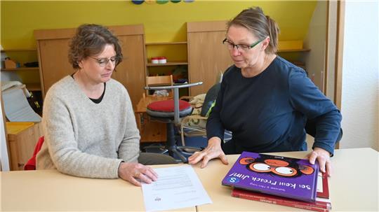 Ihre Kita schließt: Pastorin Agnethe Krarup und Regenbogenkinder-Leiterin Andrea Segeler-Hinsch blicken wehmütig auf den Elternbrief (von links).