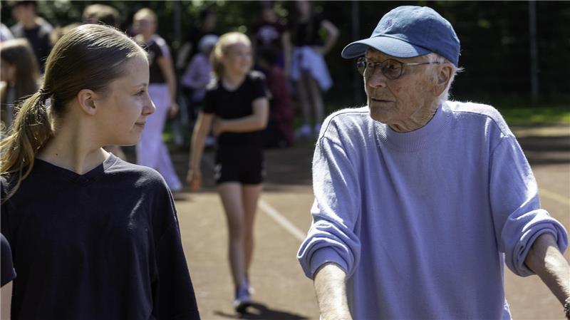 Mit Sport und Herz: Wie VLG-Schüler Senioren Lebensfreude schenken Ihre Lieblingsfarbe sei Rot, auch wenn man es an der Farbe ihrer Mütze nicht erkennen könne, erzählt Ingrid Goslar.