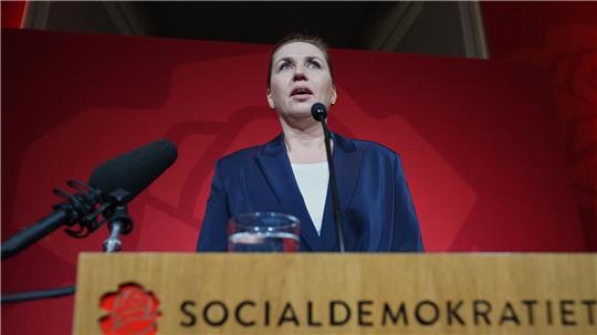 Ihre Regierung tritt zurück - trotzdem will Mette Frederiksen Regierungschefin bleiben. 