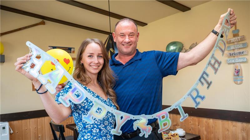 Ihre Stammzellspende rettete ihm das Leben: Malin Fleischauer und Amerikaner Jeff Bettez feiern seinen fünften Geburtstag in Drangstedt. Foto: Scheschonka