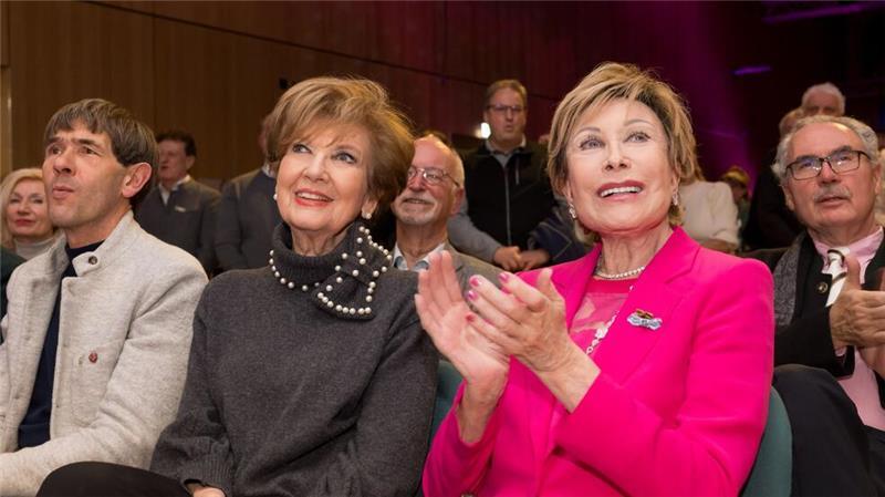 TV-Ärztin Kühnemann kurz nach ihrem 80. Geburtstag gestorben Ihre langjährige Freundin Carolin Reiber (links) bestätigte dem Bayerischen Rundfunk den Tod Kühnemanns. (Archivbild)