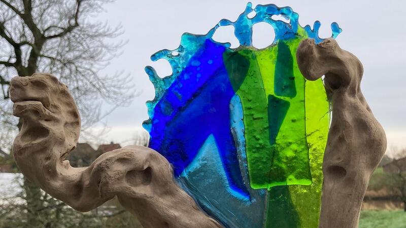 Grünendeicher Glaskünstlerin öffnet ihre Galerieräume Ihre traumgleichen Glasobjekte orientieren sich an den Themen „See Zeichen“ und „Morgenröte“.