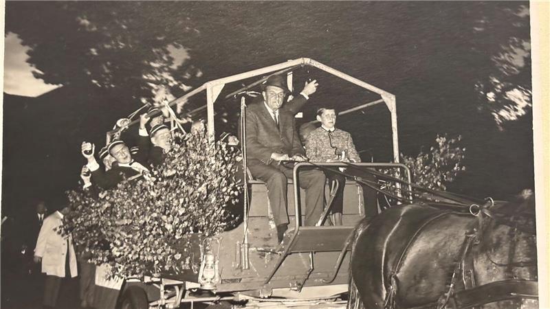Buxtehuder Studenten von 1966 kehren an die Hochschule zurück Ihren Abschluss feierten die Absolventen der Staatlichen Ingenieurschule für Bauwesen Buxtehude im Jahr 1966 auch mit einer Fahrt in der Pferdekutsche.