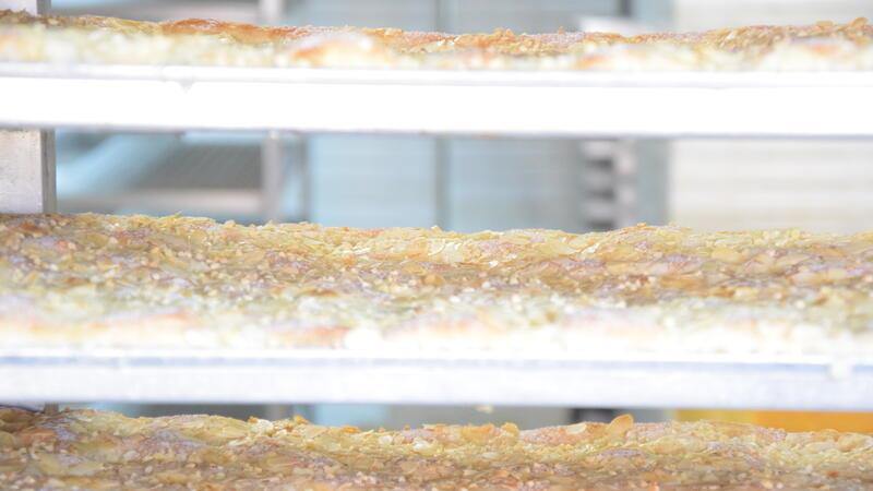 Süßes Erbe: Das Geheimnis hinter dem Altländer Butterkuchen Ihren Altländer Butterkuchen verschickt die Bäckerei Pfeiffer per Post quer durchs Land.
