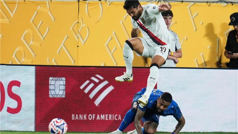 Ikay Gundogan überspringt Malcom von Al-Hilal.
