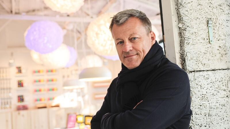 Ikea-Chef Jesper Brodin spricht über Preissenkungen beim schwedischen Möbelhaus.