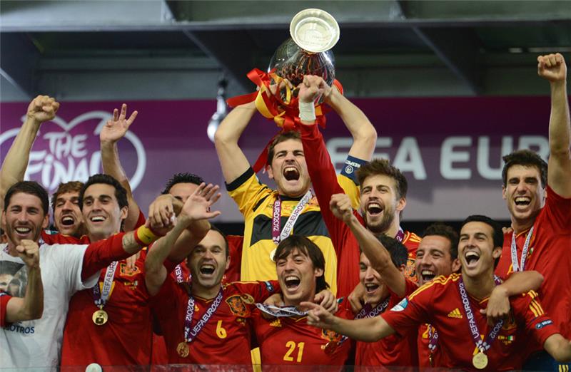 Iker Casillas war 2012 Kapitän der spanischen Mannschaft und reißt nach dem Finale den Pokal in die Höhe. Foto dpa