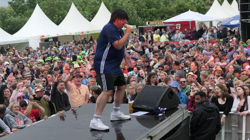 Ballermann-Stars beim Elbstrand-Festival: Diese Musiker kamen am besten an Ikke Hüftgold bei seinem Auftritt beim Elbstrand-Festival.