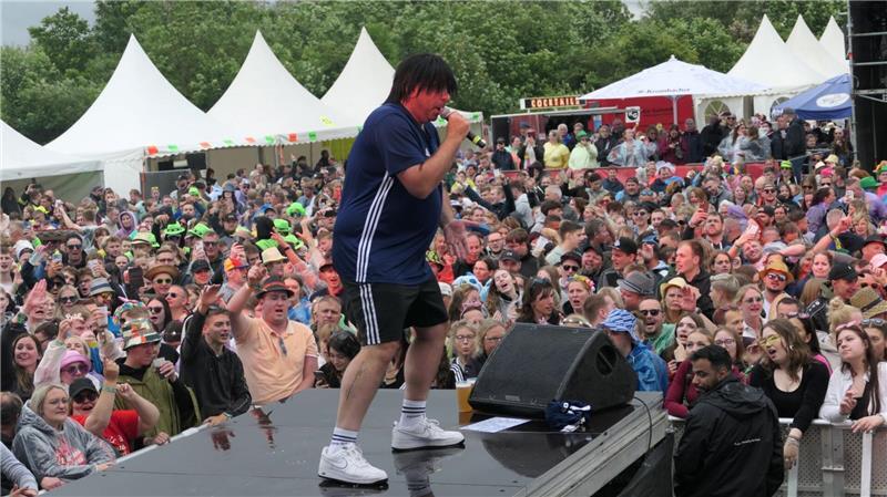 Ikke Hüftgold auf der Bühne beim Elbstrand-Festival.