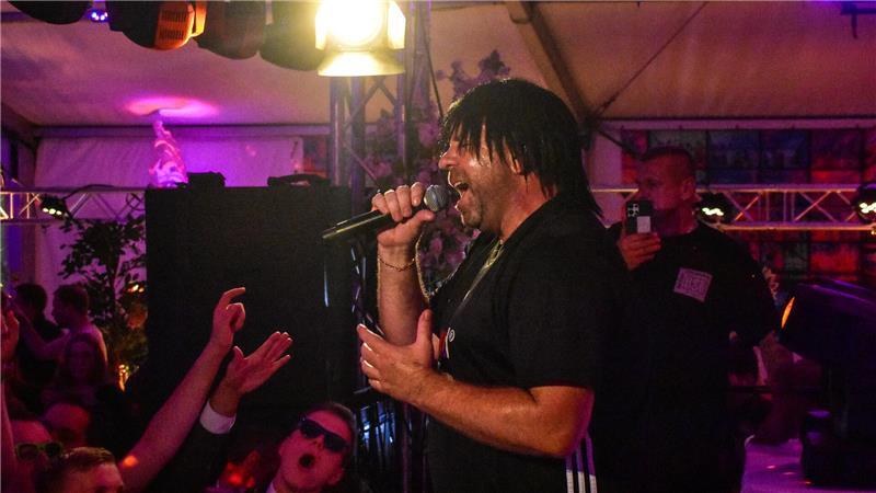 Ikke Hüftgolds „Abriss“ in Steinkirchen: Ein Auftritt mit Botschaften Ikke Hüftgold kann auch Baladen mit seiner eigenen Note. Hier singt er mit dem Publikum den Evergreen „You'll never walk alone“, später „Angels“.