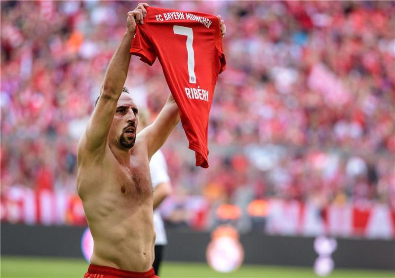 Franck Ribéry hat sein Trikot ausgezogen und jubelt damit in Richtung Fans.
