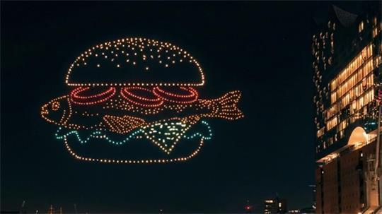 Ikonische Motive wie das Hamburger Fischbrötchen erstrahlen bei der Drohnenshow am Nachthimmel.