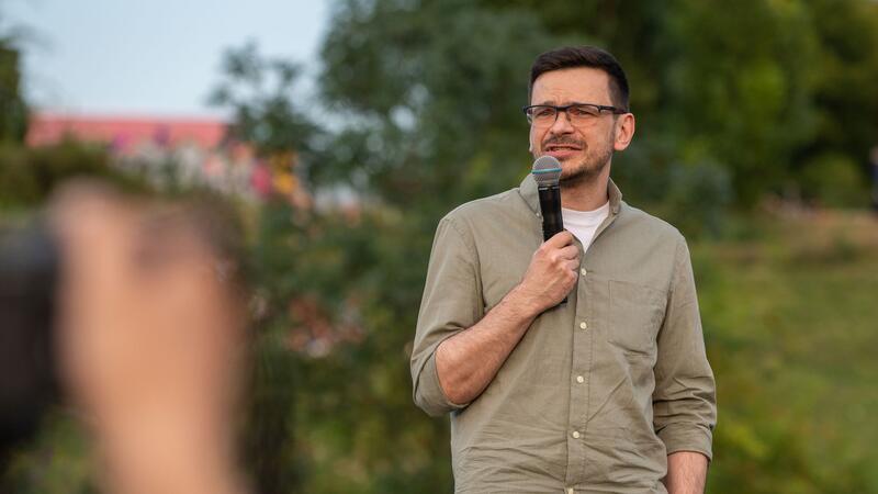 Ilja Jaschin bei einer Veranstaltung im Berliner Mauerpark kurz nach seiner Freilassung. Dort betonte er seine Solidarität mit der Ukraine. (Archivbild)
