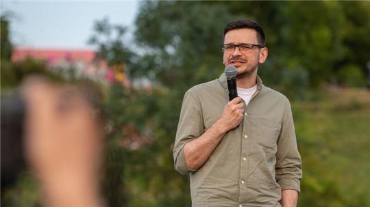 Ilja Jaschin bei einer Veranstaltung im Berliner Mauerpark kurz nach seiner Freilassung. Dort betonte er seine Solidarität mit der Ukraine. (Archivbild)